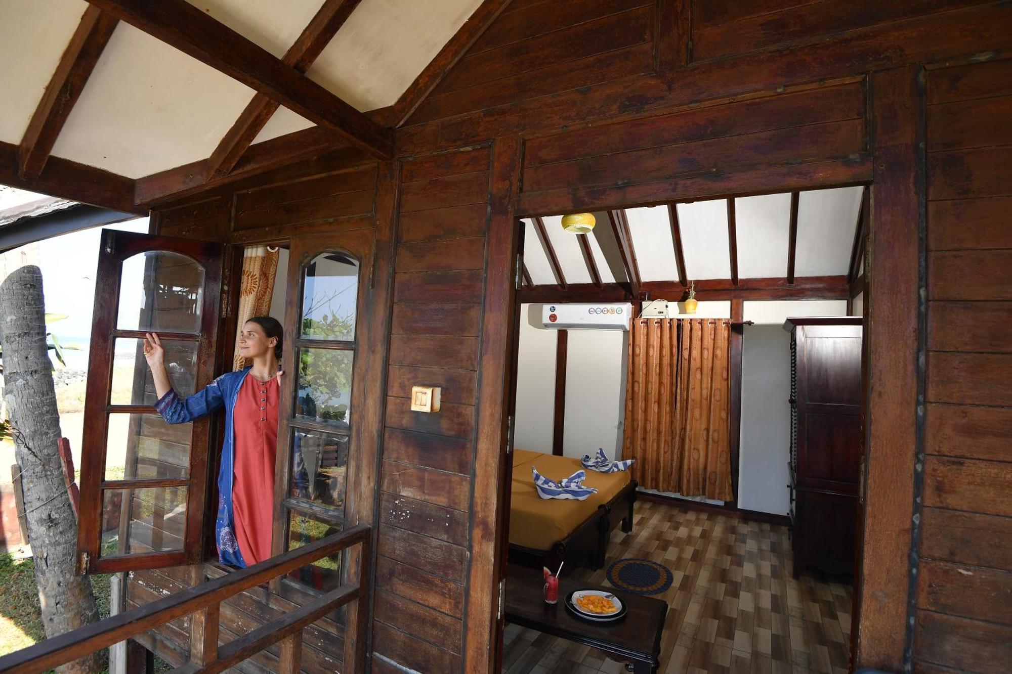 Blue Water Beach Resort Varkala Bagian luar foto