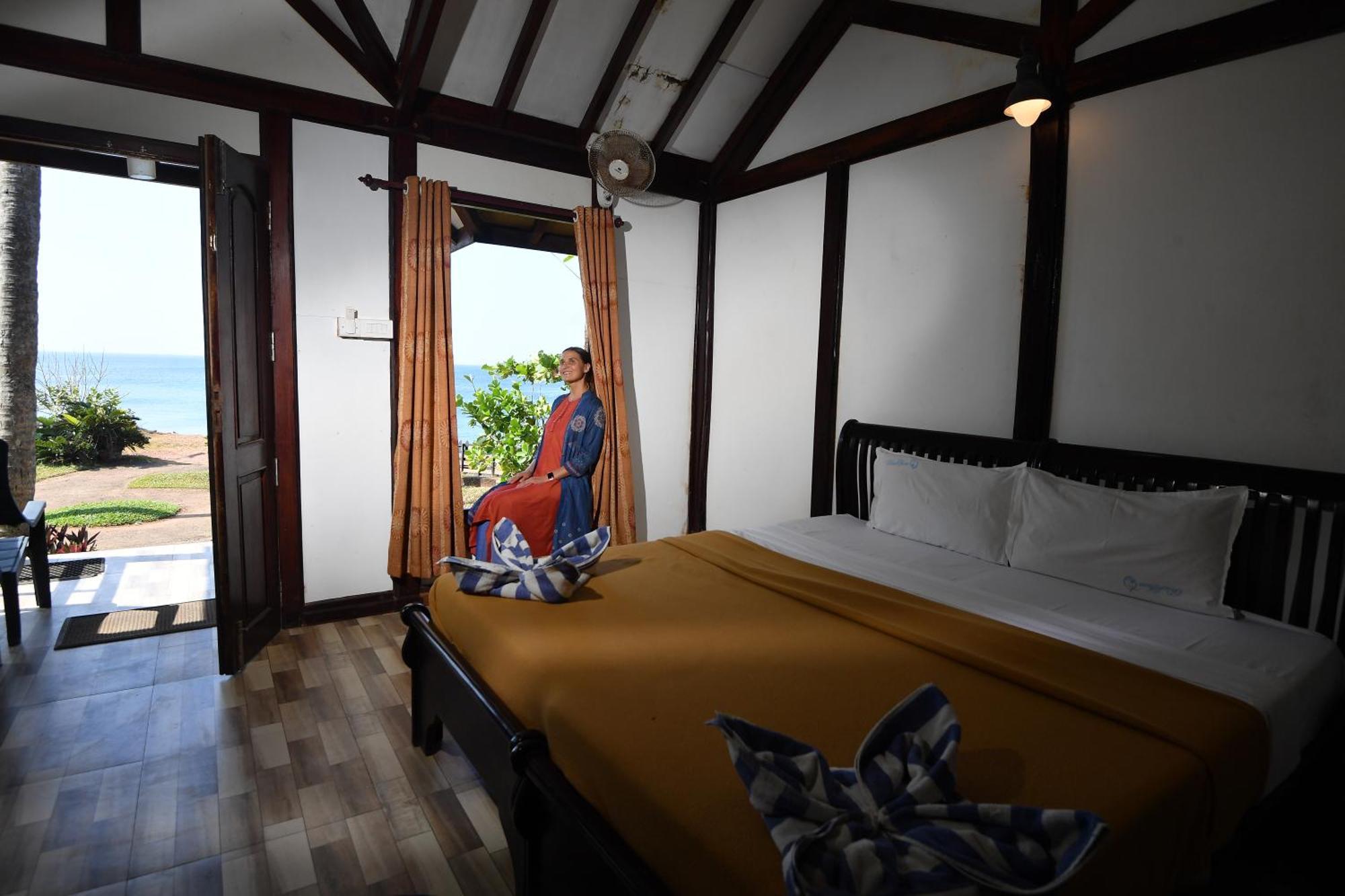Blue Water Beach Resort Varkala Bagian luar foto