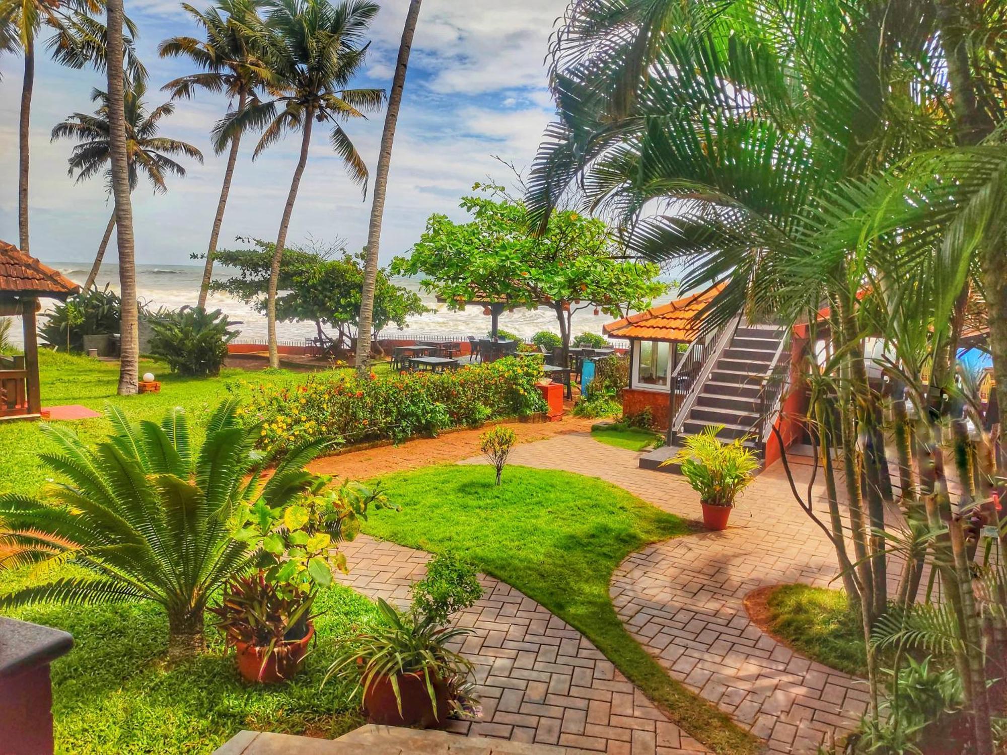 Blue Water Beach Resort Varkala Bagian luar foto